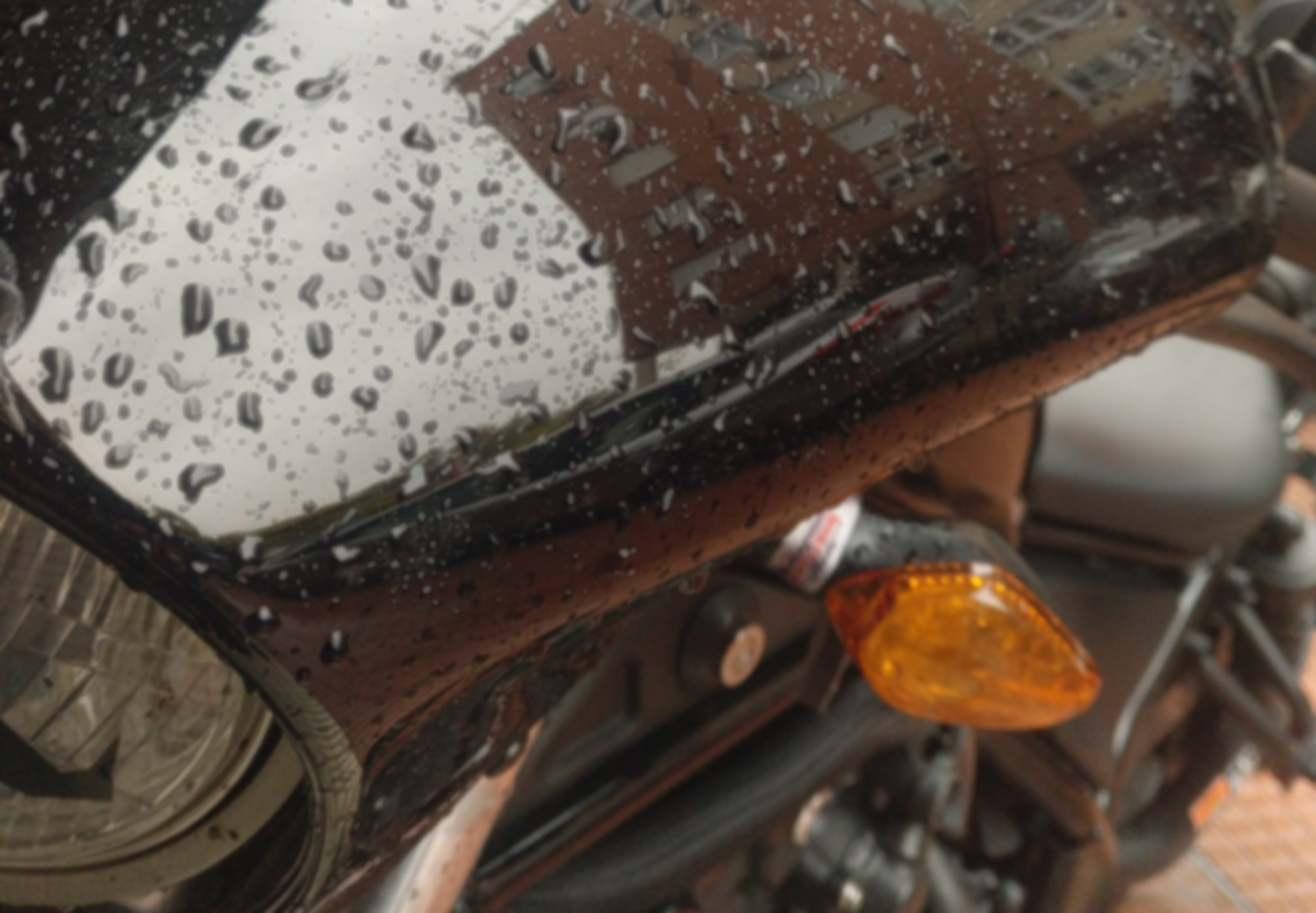 moto con lluvia