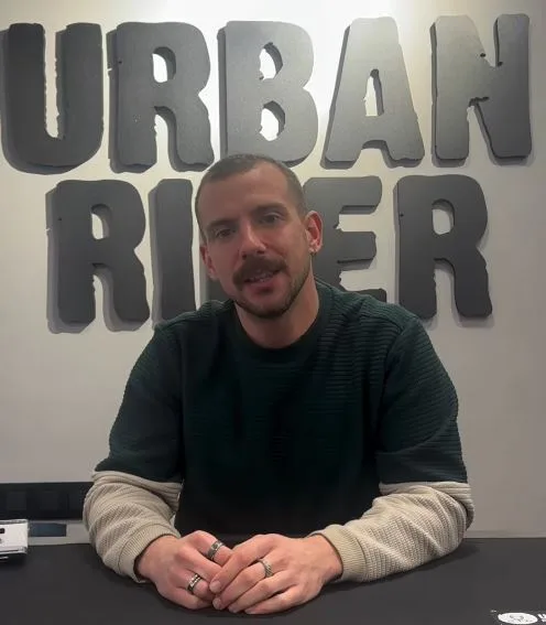 Rubén asesorando a un cliente sobre cascos de moto en The Urban Rider Madrid