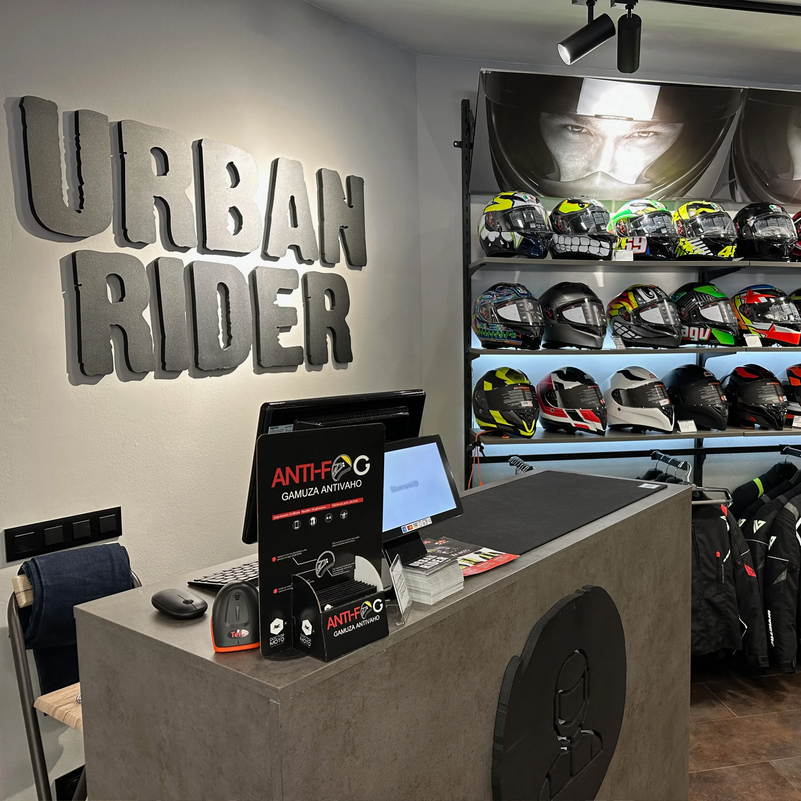 Interior de la tienda The Urban Rider en Madrid con cascos de moto expuestos